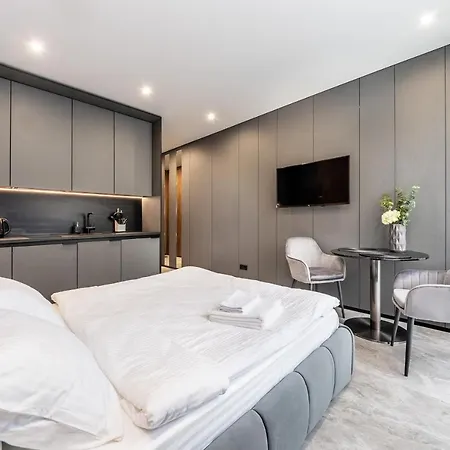 Premium Lux Apartments: French Quarter Studio with Spa Bath Kyiv Exterior photo