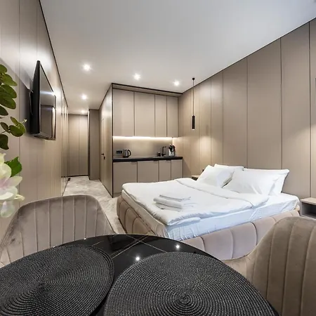 Premium Lux Apartments: French Quarter Studio with Spa Bath Kyiv Exterior photo