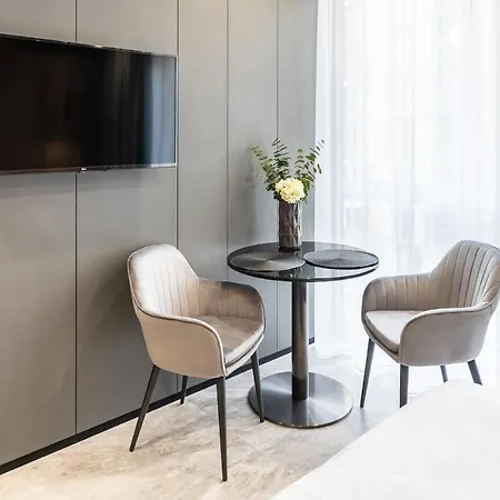 Premium Lux Apartments: French Quarter Studio with Spa Bath Kyiv Exterior photo
