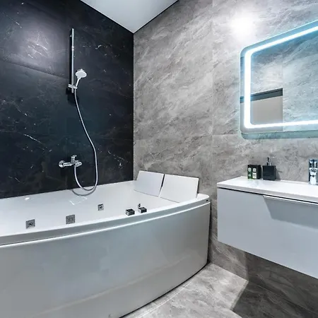 Premium Lux Apartments: French Quarter Studio with Spa Bath Kyiv Exterior photo