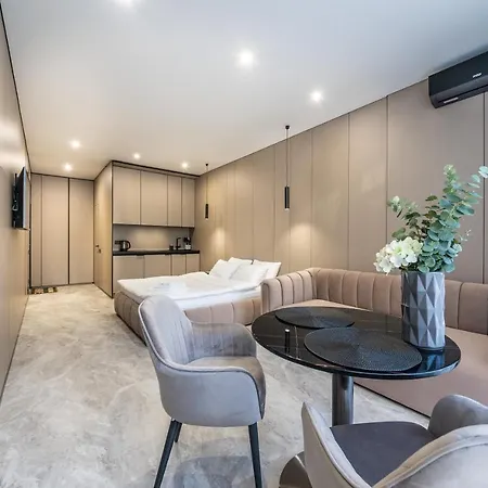 Premium Lux Apartments: French Quarter Studio with Spa Bath Kyiv Exterior photo