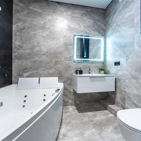 Premium Lux Apartments: French Quarter Studio with Spa Bath Kyiv Exterior photo