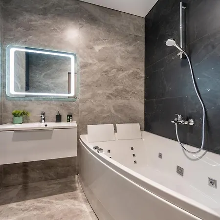 Premium Lux Apartments: French Quarter Studio with Spa Bath Kyiv Exterior photo