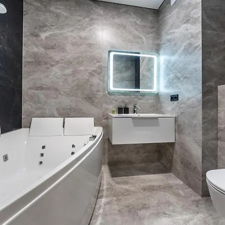 Premium Lux Apartments: French Quarter Studio with Spa Bath Kyiv Exterior photo