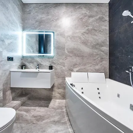 Premium Lux Apartments: French Quarter Studio with Spa Bath Kyiv Exterior photo