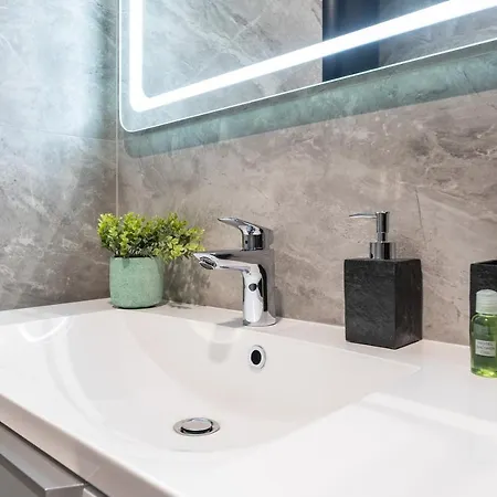 Premium Lux Apartments: French Quarter Studio with Spa Bath Kyiv Exterior photo