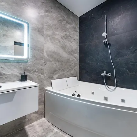 Premium Lux Apartments: French Quarter Studio with Spa Bath Kyiv Exterior photo